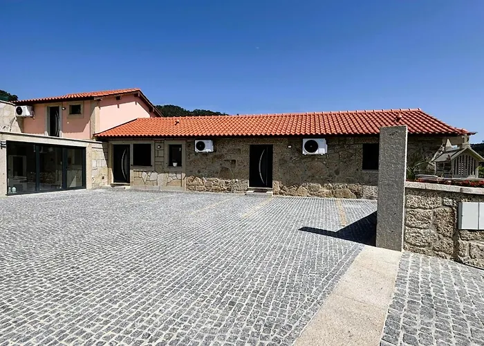 As Casas Do Penedo Da Moura